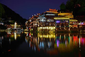 長沙出發(fā)到張家界天門山、玻璃棧道、鳳凰古城、鳳凰夜景往返二日游